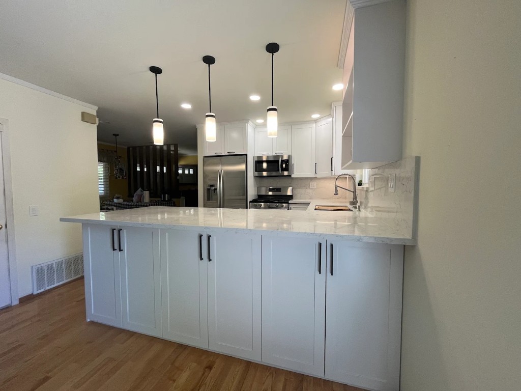 White shaker kitchen with island — Armonia project