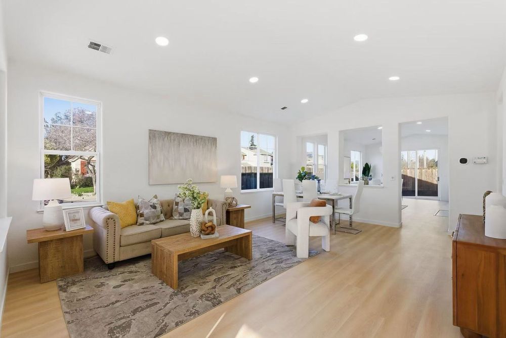 Living room with hardwood floors — Armonia project